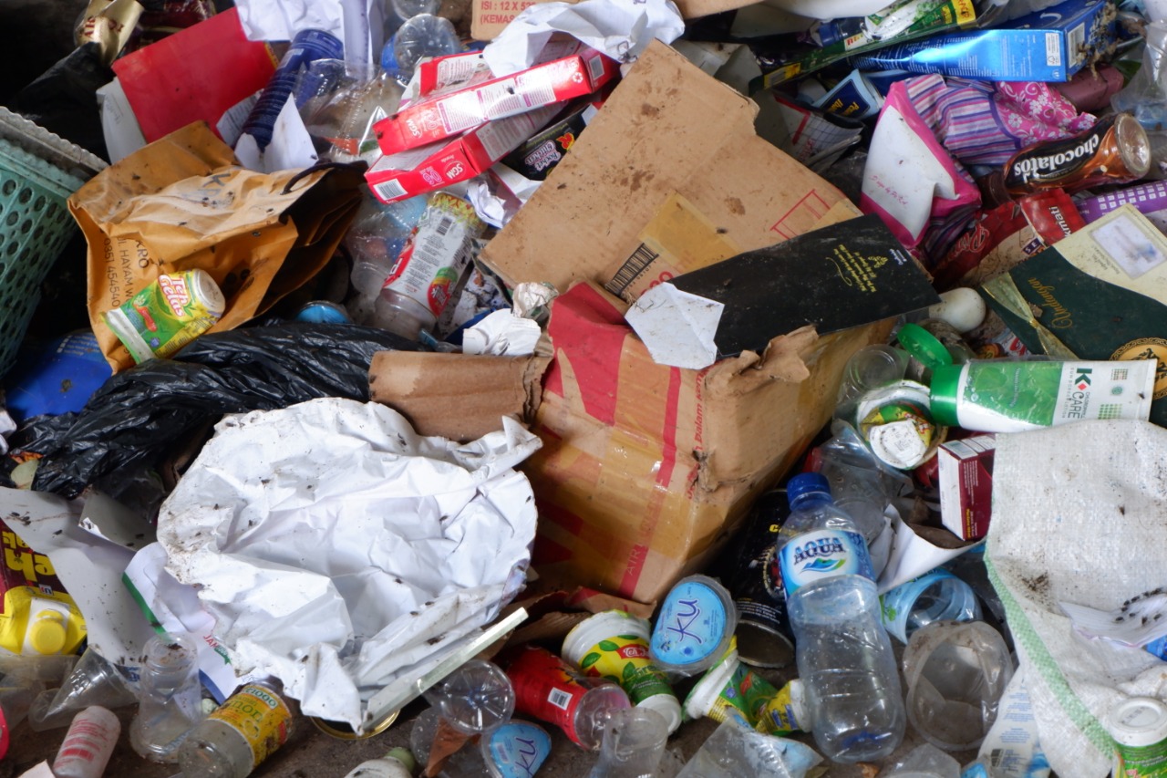 CAMPURAN GUBRAK (PLASTIK, BOTOL PLASTIK, KALENG, DLL)